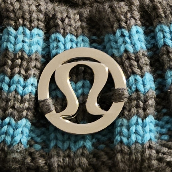 Lululemon 100% Merino Wool Cable Knit Brimmed Beanie Hat One Size Gray & Teal - Picture 3 of 5